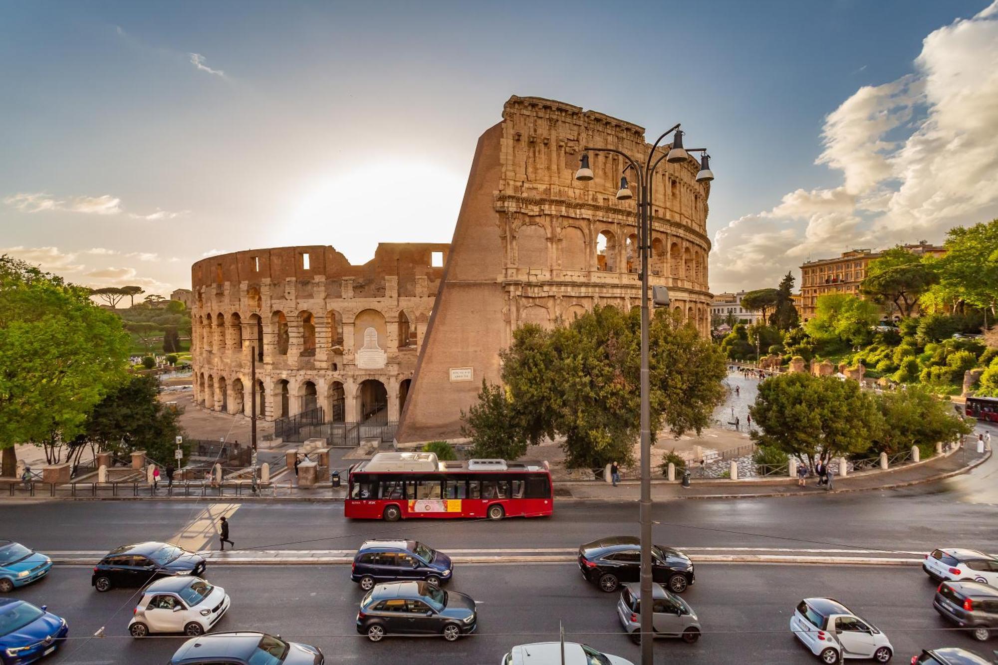 Iconic Apartment With Unique Colosseum View Рим Экстерьер фото